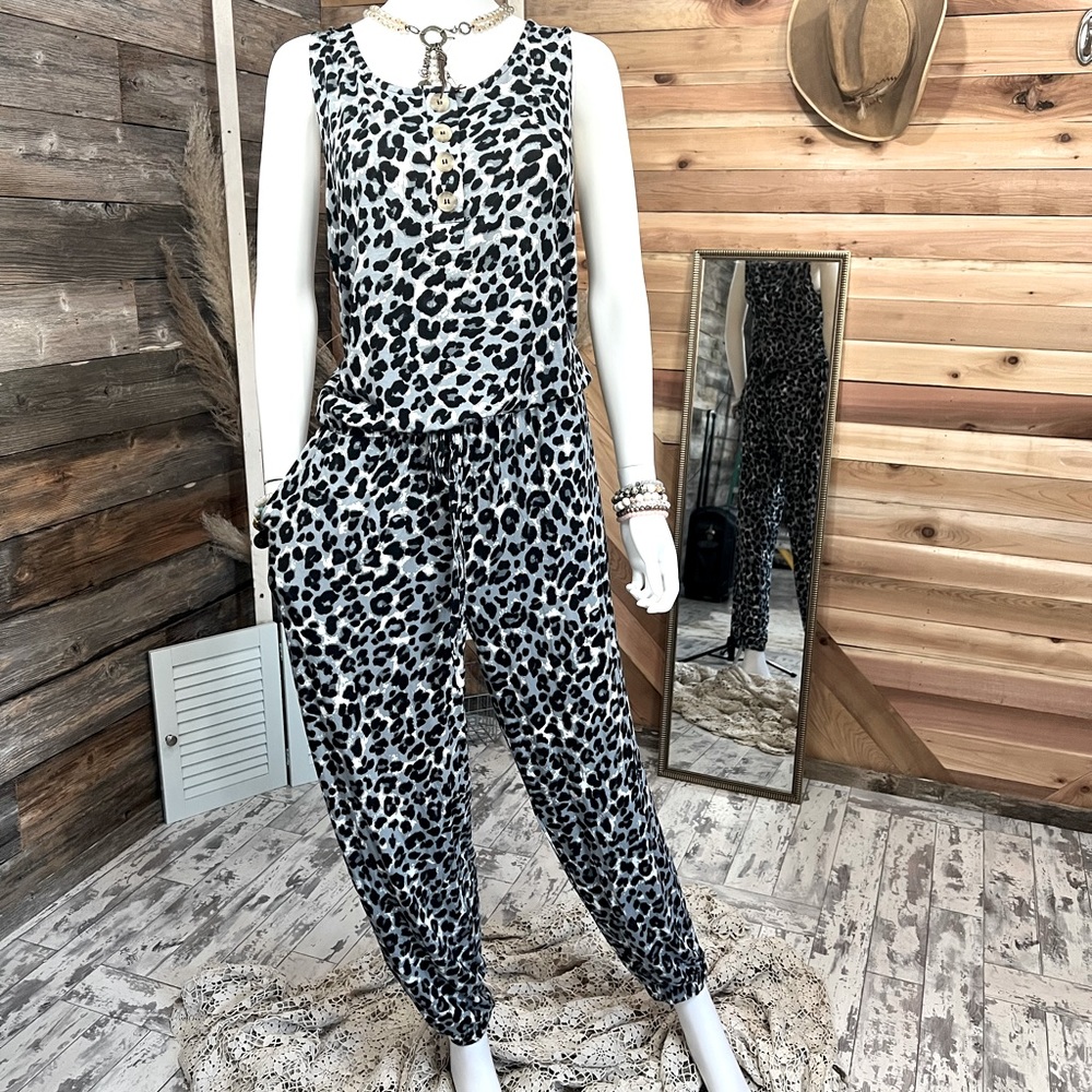 Leopard Print Jogger Jumpsuit With Pockets in gray!